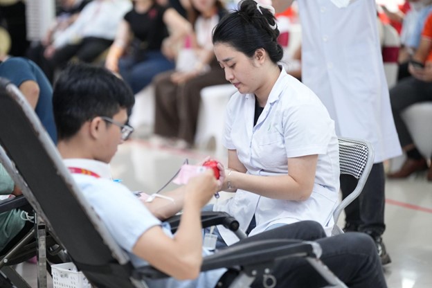 Giọt thương 2025: CBNV ROX Group chung tay hiến máu, lan tỏa giá trị sống đẹp - Ảnh 2. Giọt thương 2025: CBNV ROX Group chung tay hiến máu, lan tỏa giá trị sống đẹp - Ảnh 2.