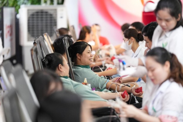 Giọt thương 2025: CBNV ROX Group chung tay hiến máu, lan tỏa giá trị sống đẹp - Ảnh 7. Giọt thương 2025: CBNV ROX Group chung tay hiến máu, lan tỏa giá trị sống đẹp - Ảnh 7.