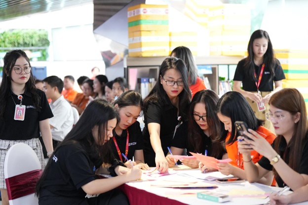 Giọt thương 2025: CBNV ROX Group chung tay hiến máu, lan tỏa giá trị sống đẹp - Ảnh 9. Giọt thương 2025: CBNV ROX Group chung tay hiến máu, lan tỏa giá trị sống đẹp - Ảnh 9.