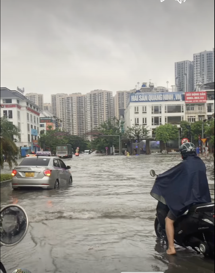 ‘Làng biệt thự triệu đô’ tiếp tục ngập nặng, chìm trong biển nước sau đêm mưa ròng rã- Ảnh 1. ‘Làng biệt thự triệu đô’ tiếp tục ngập nặng, chìm trong biển nước sau đêm mưa ròng rã- Ảnh 1.