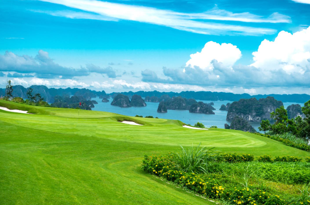 Việt Nam có 1 sân golf nhìn thẳng ra vịnh biển đẹp nhất thế giới, được kiến trúc sư lừng danh thiết kế- Ảnh 1.