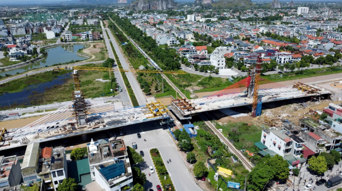 Cầu vượt đường sắt dài gần 300m tại tỉnh Thanh Hóa sắp hợp long- Ảnh 2.