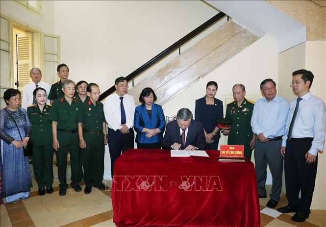 Tổng Bí thư Tô Lâm dâng hương tưởng niệm Chủ tịch Hồ Chí Minh tại Di tích nhà số 48 Hàng Ngang- Ảnh 5. Tổng Bí thư Tô Lâm dâng hương tưởng niệm Chủ tịch Hồ Chí Minh tại Di tích nhà số 48 Hàng Ngang- Ảnh 5.