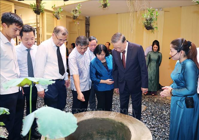Tổng Bí thư Tô Lâm dâng hương tưởng niệm Chủ tịch Hồ Chí Minh tại Di tích nhà số 48 Hàng Ngang- Ảnh 10. Tổng Bí thư Tô Lâm dâng hương tưởng niệm Chủ tịch Hồ Chí Minh tại Di tích nhà số 48 Hàng Ngang- Ảnh 10.