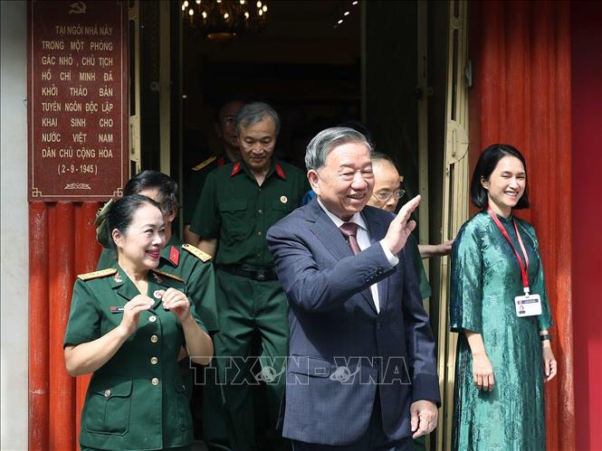 Tổng Bí thư Tô Lâm dâng hương tưởng niệm Chủ tịch Hồ Chí Minh tại Di tích nhà số 48 Hàng Ngang- Ảnh 11. Tổng Bí thư Tô Lâm dâng hương tưởng niệm Chủ tịch Hồ Chí Minh tại Di tích nhà số 48 Hàng Ngang- Ảnh 11.