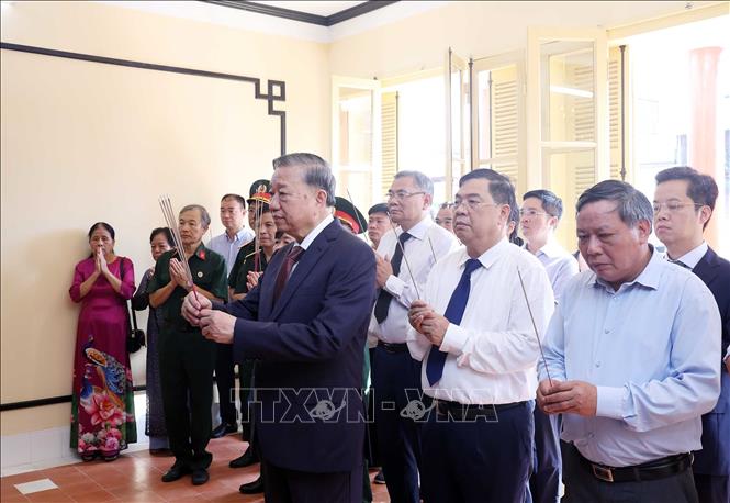 Tổng Bí thư Tô Lâm dâng hương tưởng niệm Chủ tịch Hồ Chí Minh tại Di tích nhà số 48 Hàng Ngang- Ảnh 1. Tổng Bí thư Tô Lâm dâng hương tưởng niệm Chủ tịch Hồ Chí Minh tại Di tích nhà số 48 Hàng Ngang- Ảnh 1.