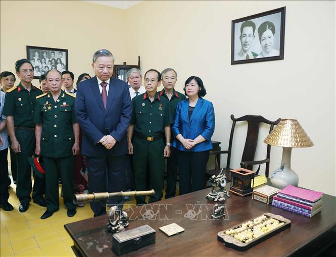 Tổng Bí thư Tô Lâm dâng hương tưởng niệm Chủ tịch Hồ Chí Minh tại Di tích nhà số 48 Hàng Ngang- Ảnh 9. Tổng Bí thư Tô Lâm dâng hương tưởng niệm Chủ tịch Hồ Chí Minh tại Di tích nhà số 48 Hàng Ngang- Ảnh 9.