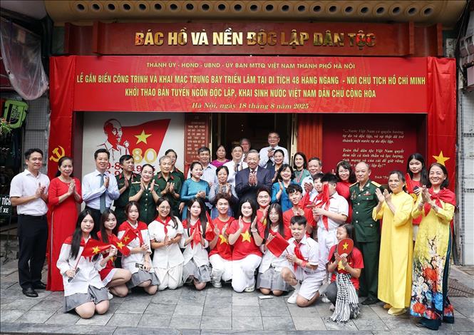 Tổng Bí thư Tô Lâm dâng hương tưởng niệm Chủ tịch Hồ Chí Minh tại Di tích nhà số 48 Hàng Ngang- Ảnh 13. Tổng Bí thư Tô Lâm dâng hương tưởng niệm Chủ tịch Hồ Chí Minh tại Di tích nhà số 48 Hàng Ngang- Ảnh 13.