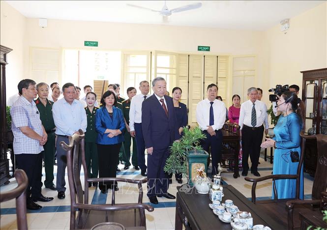 Tổng Bí thư Tô Lâm dâng hương tưởng niệm Chủ tịch Hồ Chí Minh tại Di tích nhà số 48 Hàng Ngang- Ảnh 8. Tổng Bí thư Tô Lâm dâng hương tưởng niệm Chủ tịch Hồ Chí Minh tại Di tích nhà số 48 Hàng Ngang- Ảnh 8.