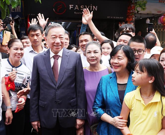 Tổng Bí thư Tô Lâm dâng hương tưởng niệm Chủ tịch Hồ Chí Minh tại Di tích nhà số 48 Hàng Ngang- Ảnh 12. Tổng Bí thư Tô Lâm dâng hương tưởng niệm Chủ tịch Hồ Chí Minh tại Di tích nhà số 48 Hàng Ngang- Ảnh 12.
