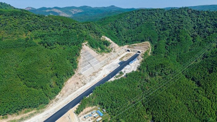 Cao tốc 88km gồm 3 hầm xuyên núi, 81 hầm chui dân sinh, 77 cầu sắp cán đích- Ảnh 1.