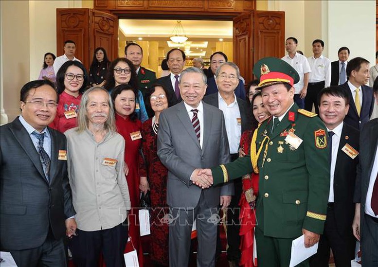 Tổng Bí thư: Trí thức, nhà khoa học, văn nghệ sĩ tiếp tục là lực lượng tiên phong mở đường cho dân tộc tiến lên mạnh mẽ- Ảnh 4.