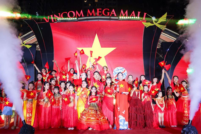 Vincom khởi động chiến dịch 'Tự hào sao Việt' - Thắp sáng biểu tượng bán lẻ Việt chào mừng 80 năm Quốc khánh- Ảnh 3.