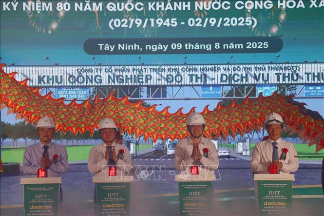 Khởi công dự án hạ tầng hơn 170ha Khu công nghiệp Thủ Thừa- Ảnh 1. Khởi công dự án hạ tầng hơn 170ha Khu công nghiệp Thủ Thừa- Ảnh 1.