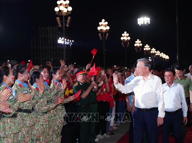 Tổng Bí thư Tô Lâm dự chương trình chính luận nghệ thuật 'Dưới cờ vinh quang'- Ảnh 1.