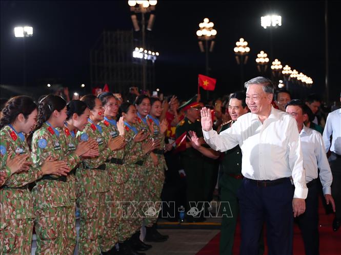 Tổng Bí thư Tô Lâm dự chương trình chính luận nghệ thuật 'Dưới cờ vinh quang'- Ảnh 2.