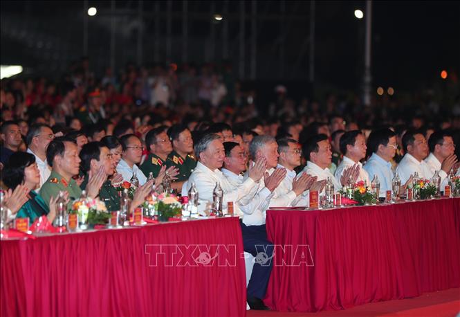Tổng Bí thư Tô Lâm dự chương trình chính luận nghệ thuật 'Dưới cờ vinh quang'- Ảnh 8.