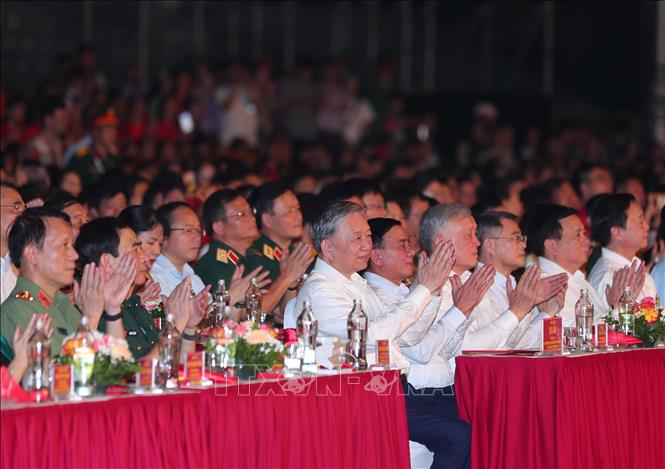 Tổng Bí thư Tô Lâm dự chương trình chính luận nghệ thuật 'Dưới cờ vinh quang'- Ảnh 9.