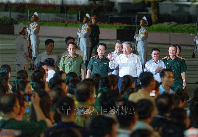 Tổng Bí thư Tô Lâm dự chương trình chính luận nghệ thuật 'Dưới cờ vinh quang'- Ảnh 3.