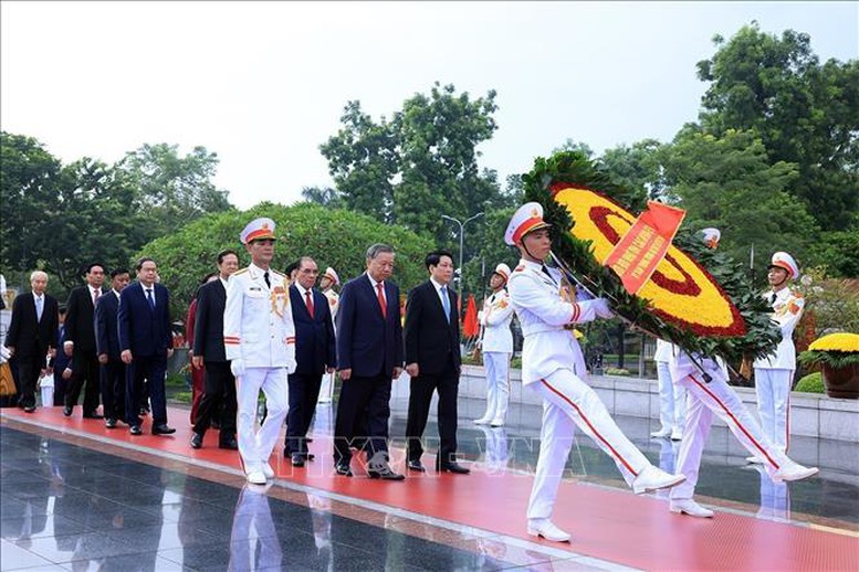 80 năm Quốc khánh: Lãnh đạo Đảng, Nhà nước vào Lăng viếng Chủ tịch Hồ Chí Minh- Ảnh 6. 80 năm Quốc khánh: Lãnh đạo Đảng, Nhà nước vào Lăng viếng Chủ tịch Hồ Chí Minh- Ảnh 6.