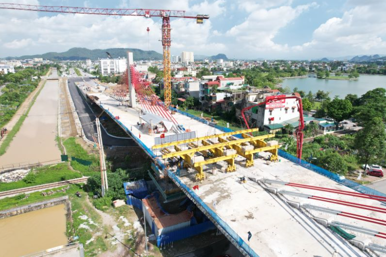 Sắp thông xe cầu vượt đường sắt Bắc - Nam tại tỉnh Thanh Hóa- Ảnh 1.