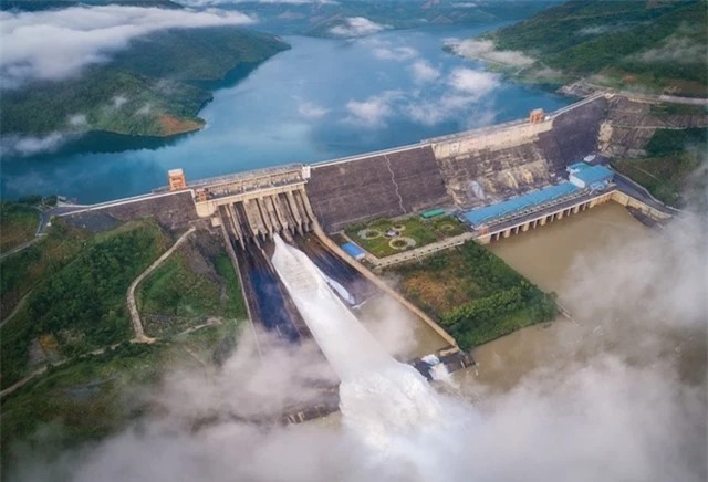 Đập thủy điện lớn nhất Việt Nam: Là công trình thế kỷ trên sông Đà và hàng đầu Đông Nam Á- Ảnh 2. Đập thủy điện lớn nhất Việt Nam: Là công trình thế kỷ trên sông Đà và hàng đầu Đông Nam Á- Ảnh 2.