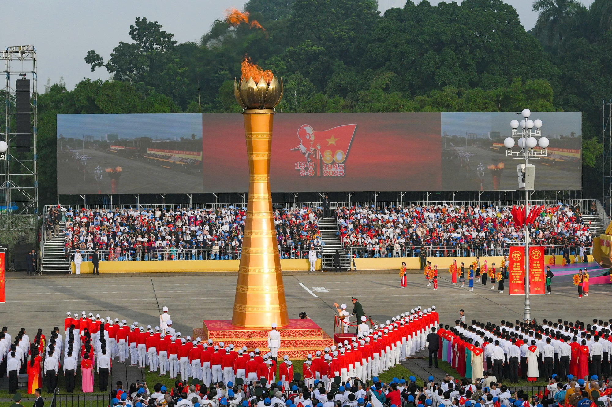 Tổng Bí thư Tô Lâm: "Không lực cản nào có thể ngăn bước dân tộc ta trường tồn và phát triển"- Ảnh 3. Tổng Bí thư Tô Lâm: "Không lực cản nào có thể ngăn bước dân tộc ta trường tồn và phát triển"- Ảnh 3.
