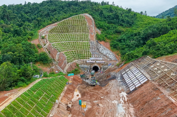 Dự án hơn 2.000 tỷ cải tạo cung đường sắt vượt đèo hiểm trở do Đèo Cả thực hiện gặp nhiều khó khăn- Ảnh 1.