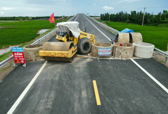 Cầu vượt sông nghìn tỷ nối 2 tỉnh miền Bắc, kết thúc hơn 200 năm di chuyển bằng đò của người dân bên sông Hồng sắp thông xe- Ảnh 2.