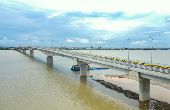 Cầu vượt sông nghìn tỷ nối 2 tỉnh miền Bắc, kết thúc hơn 200 năm di chuyển bằng đò của người dân bên sông Hồng sắp thông xe- Ảnh 1.