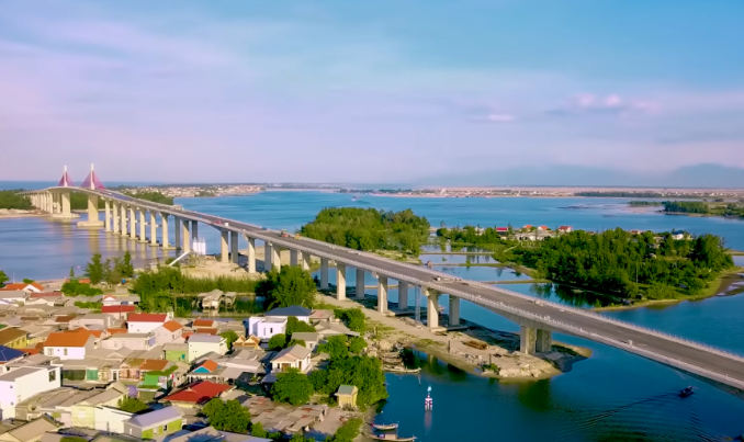 Cầu vượt cửa biển dài nhất miền Trung lùi thời hạn thông xe- Ảnh 1. Cầu vượt cửa biển dài nhất miền Trung lùi thời hạn thông xe- Ảnh 1.