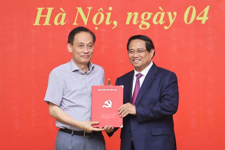 Thủ tướng trao quyết định bổ nhiệm lãnh đạo 8 bộ, cơ quan- Ảnh 3. Thủ tướng trao quyết định bổ nhiệm lãnh đạo 8 bộ, cơ quan- Ảnh 3.
