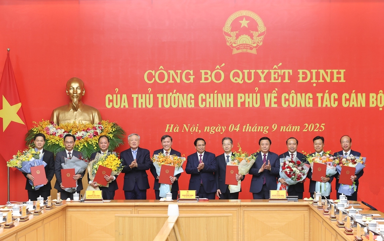 Thủ tướng trao quyết định bổ nhiệm lãnh đạo 8 bộ, cơ quan- Ảnh 13. Thủ tướng trao quyết định bổ nhiệm lãnh đạo 8 bộ, cơ quan- Ảnh 13.