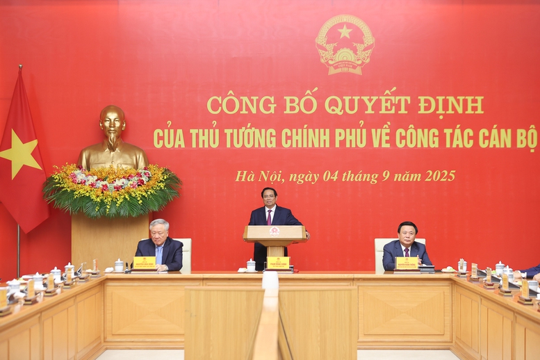 Thủ tướng trao quyết định bổ nhiệm lãnh đạo 8 bộ, cơ quan- Ảnh 1. Thủ tướng trao quyết định bổ nhiệm lãnh đạo 8 bộ, cơ quan- Ảnh 1.