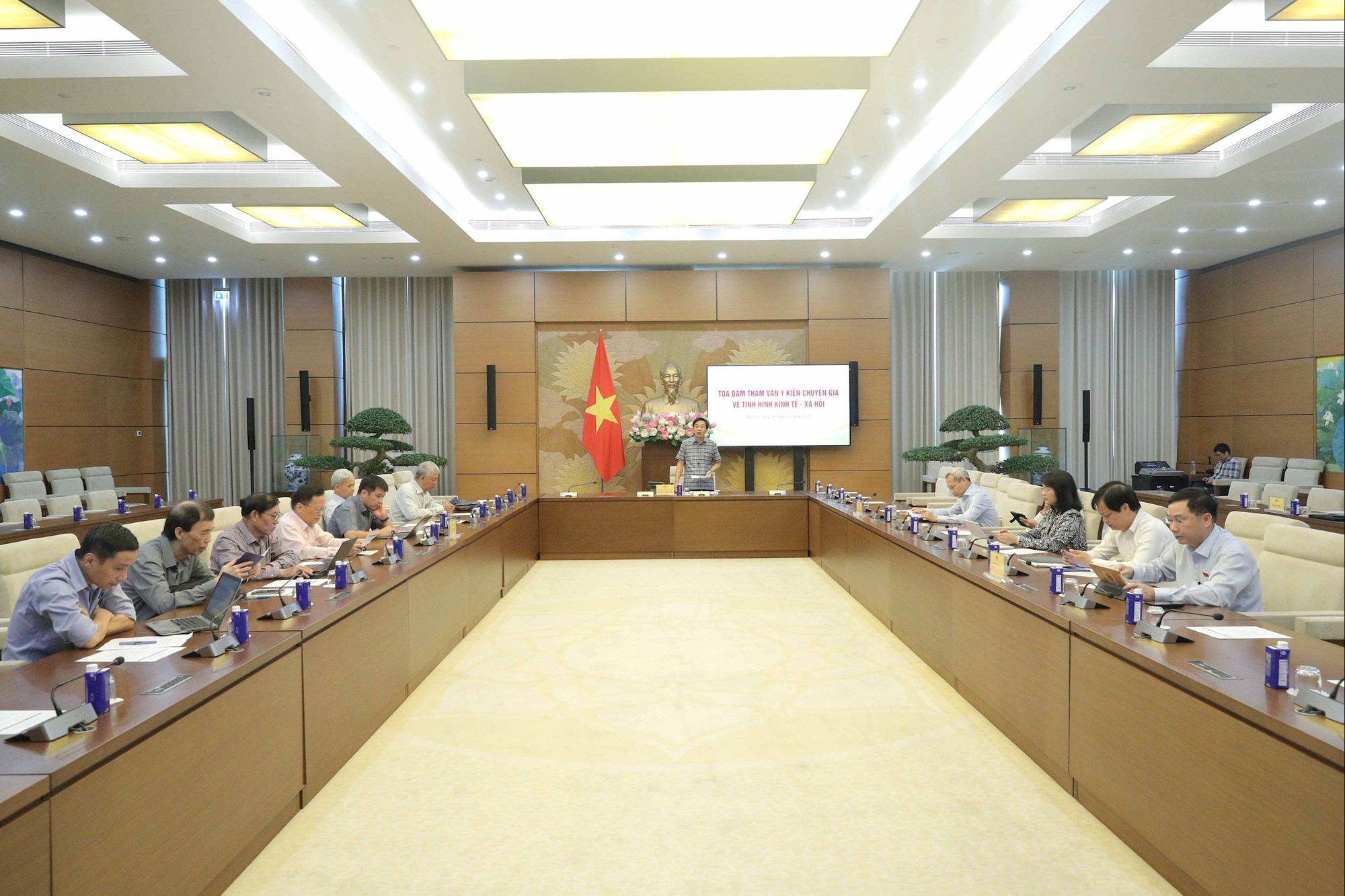 Toạ đàm tham vấn ý kiến chuyên gia về tình hình kinh tế - xã hội- Ảnh 2. Toạ đàm tham vấn ý kiến chuyên gia về tình hình kinh tế - xã hội- Ảnh 2.