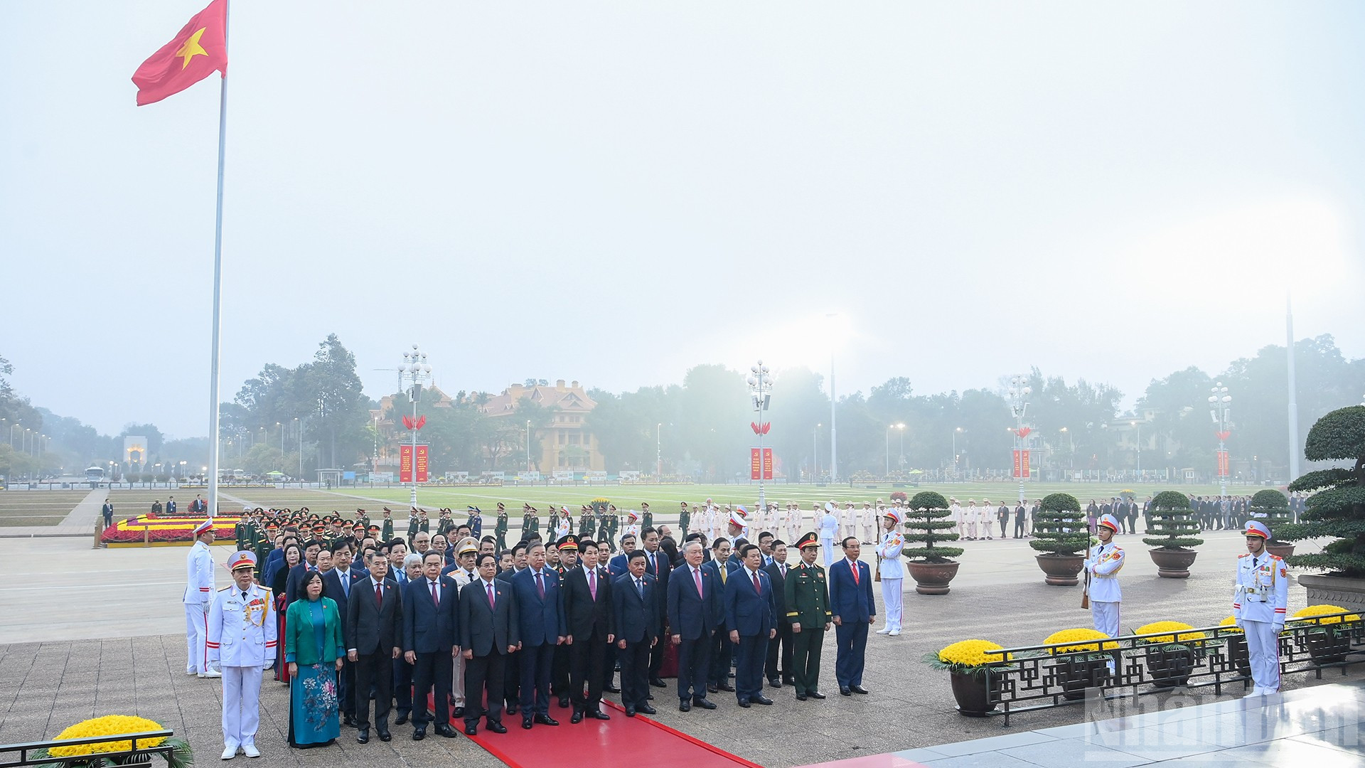 [Ảnh] Đại biểu dự Đại hội XIV của Đảng vào Lăng viếng Chủ tịch Hồ Chí Minh