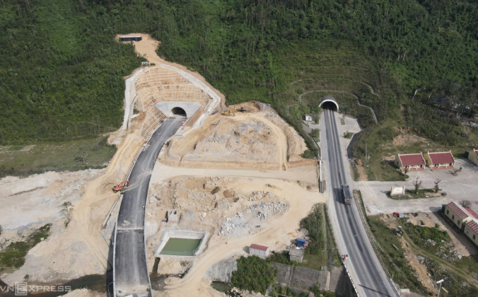 Ngày mai, chính thức thông xe hầm xuyên qua dãy núi chạy ra biển Đông, nối thông 2 tỉnh hẹp nhất Việt Nam- Ảnh 1.