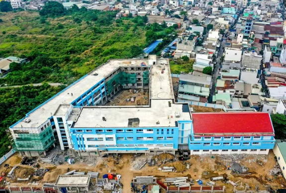 Sắp hoàn thiện ngôi trường đầu tiên được hình thành trên nền nghĩa trang lớn nhất thành phố giàu nhất Việt Nam- Ảnh 1.