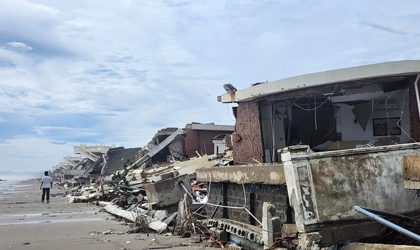 Sở Xây dựng chính thức thông tin về vụ việc loạt biệt thự đổ sập trong bão ở miền Trung- Ảnh 1.