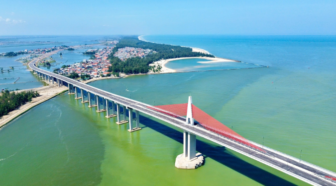 Chỉ ít tháng nữa, chính thức đưa vào khai thác cầu dây văng vượt biển dài nhất miền Trung, kết thúc hơn 100 năm di chuyển bằng đò của người dân đôi bờ- Ảnh 1. Chỉ ít tháng nữa, chính thức đưa vào khai thác cầu dây văng vượt biển dài nhất miền Trung, kết thúc hơn 100 năm di chuyển bằng đò của người dân đôi bờ- Ảnh 1.