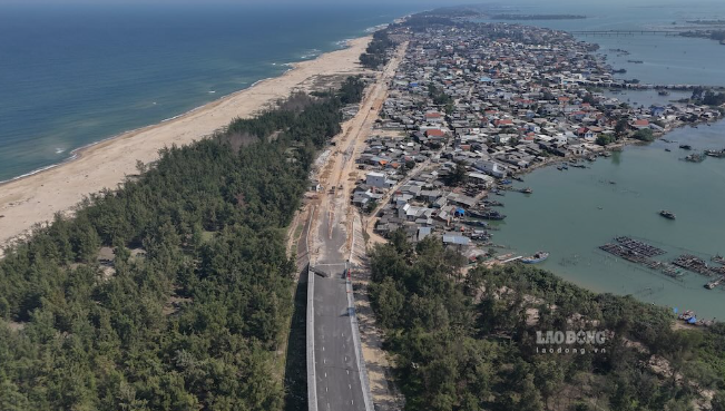 Chỉ ít tháng nữa, chính thức đưa vào khai thác cầu dây văng vượt biển dài nhất miền Trung, kết thúc hơn 100 năm di chuyển bằng đò của người dân đôi bờ- Ảnh 2. Chỉ ít tháng nữa, chính thức đưa vào khai thác cầu dây văng vượt biển dài nhất miền Trung, kết thúc hơn 100 năm di chuyển bằng đò của người dân đôi bờ- Ảnh 2.