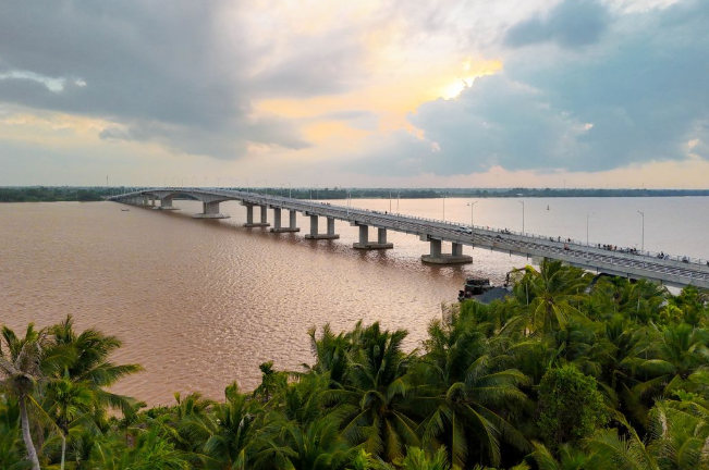 Cầu vượt sông 8.000 tỷ xoá bỏ toàn bộ các bến phà lâu đời, rút ngắn khoảng 80km từ miền Tây đến TP. HCM gặp khó- Ảnh 2. Cầu vượt sông 8.000 tỷ xoá bỏ toàn bộ các bến phà lâu đời, rút ngắn khoảng 80km từ miền Tây đến TP. HCM gặp khó- Ảnh 2.
