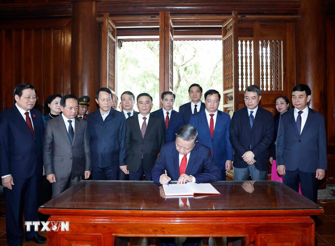 Tổng Bí thư Tô Lâm dâng hương tưởng niệm Chủ tịch Hồ Chí Minh tại Nghệ An- Ảnh 2.