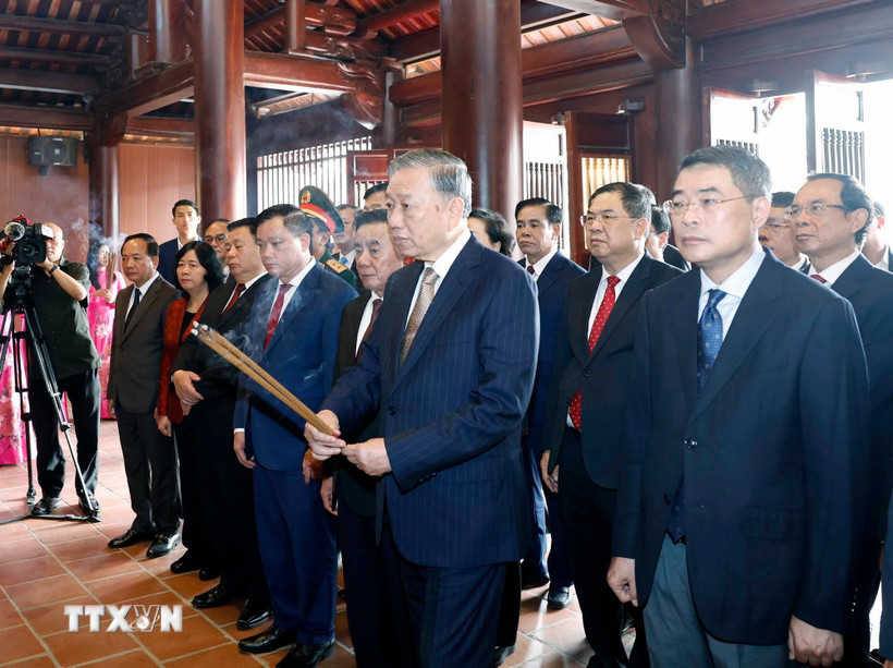 Tổng Bí thư Tô Lâm dâng hương tưởng niệm Chủ tịch Hồ Chí Minh tại Nghệ An- Ảnh 1.