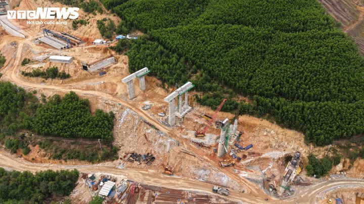 Hầm xuyên núi dài nhất cao tốc 22.000 tỷ, kết nối rừng - biển miền Trung nỗ lực về đích- Ảnh 2.