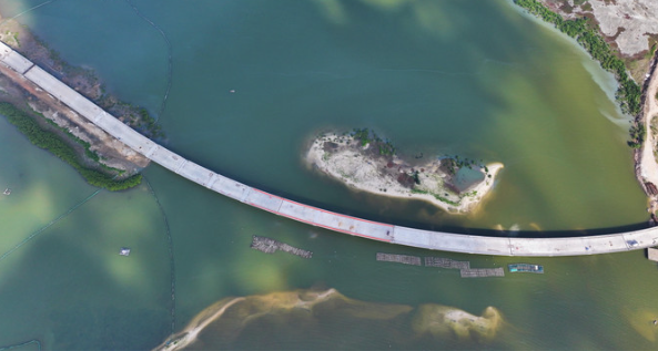 Chỉ vài ngày nữa, Việt Nam chính thức đưa vào vận hành thêm 1 cây cầu vượt biển mới- Ảnh 1.