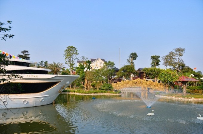 Biệt thự dát vàng của 'đại gia trại lợn': Rộng hàng nghìn m2, bên trong có trực thăng và du thuyền mạ vàng- Ảnh 5.