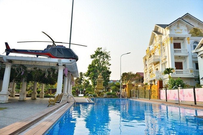 Biệt thự dát vàng của 'đại gia trại lợn': Rộng hàng nghìn m2, bên trong có trực thăng và du thuyền mạ vàng- Ảnh 4.