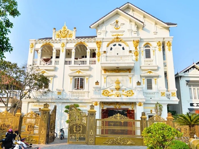 Biệt thự dát vàng của 'đại gia trại lợn': Rộng hàng nghìn m2, bên trong có trực thăng và du thuyền mạ vàng- Ảnh 1.