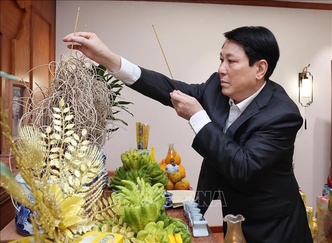 Chủ tịch nước Lương Cường dâng hương tưởng nhớ nguyên lãnh đạo Đảng, Nhà nước- Ảnh 3.